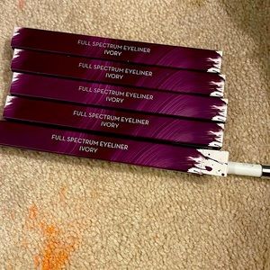 Eyeliner make up geek ivory